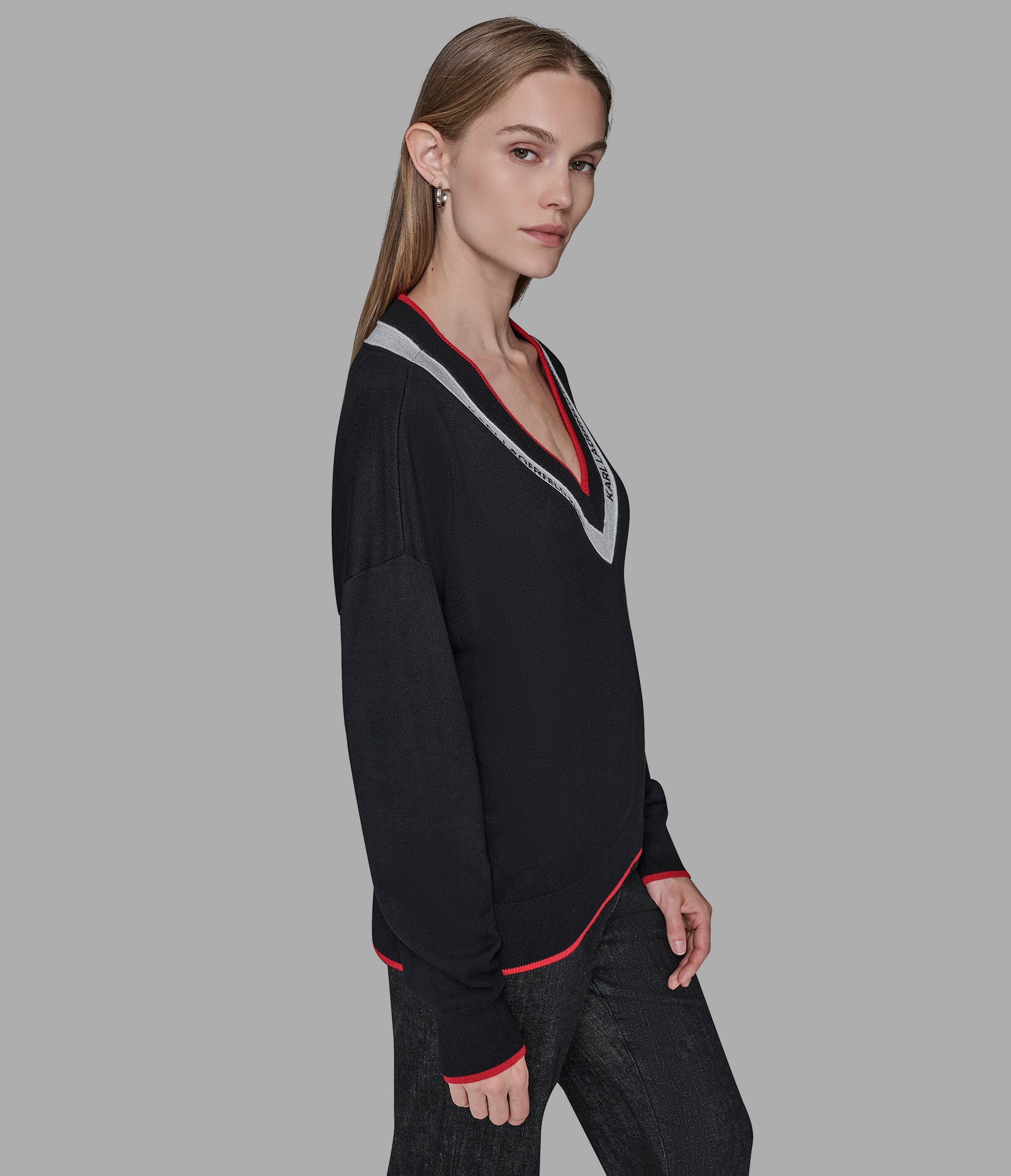 V-NECK LOGO TAPE SWEATER - Image 4
